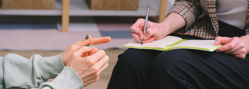 woman talking about her addiction substitution with therapist who is taking notes